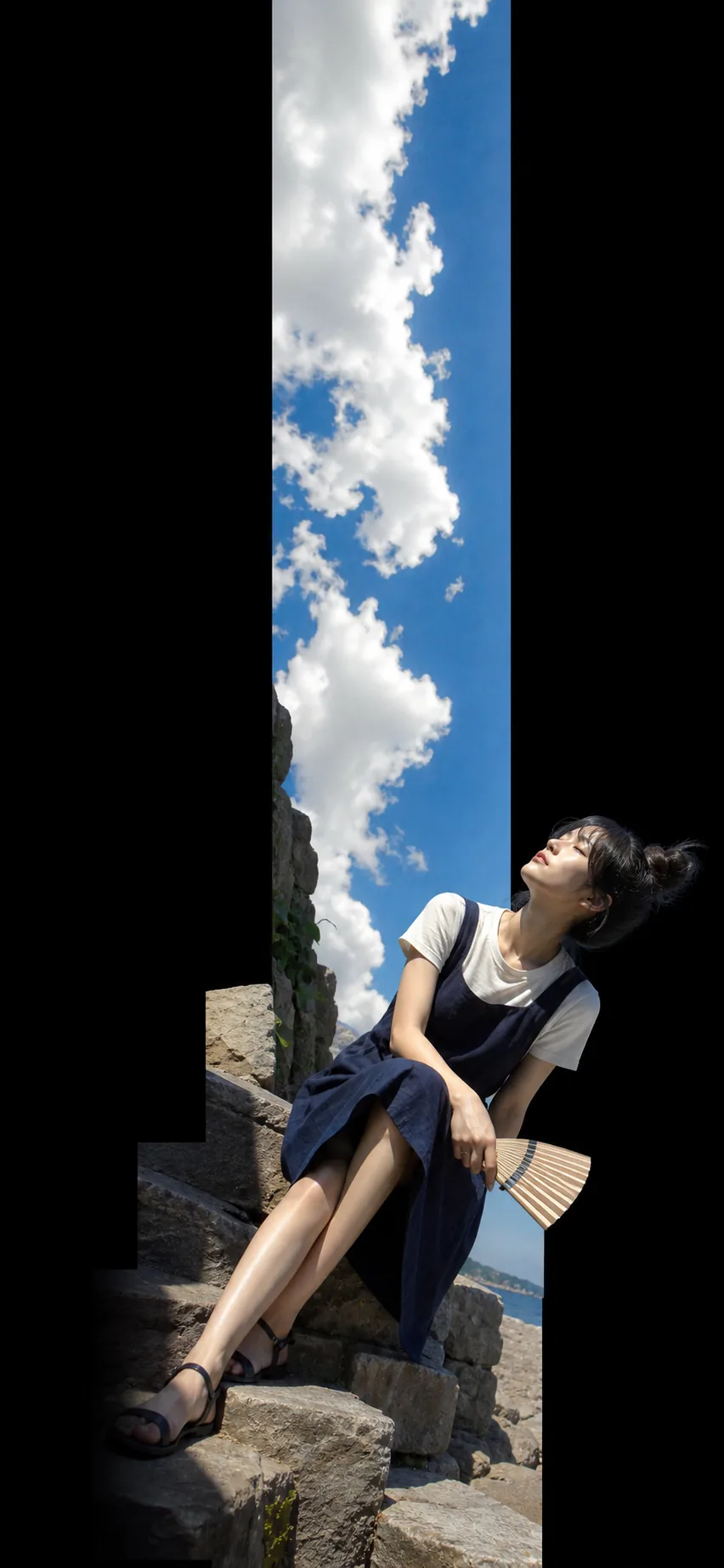 石阶上持折扇的成年女性