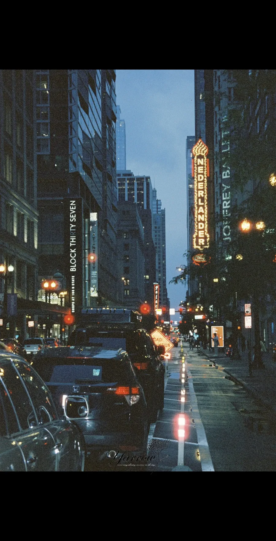 从车内观看的雨夜装饰艺术大道