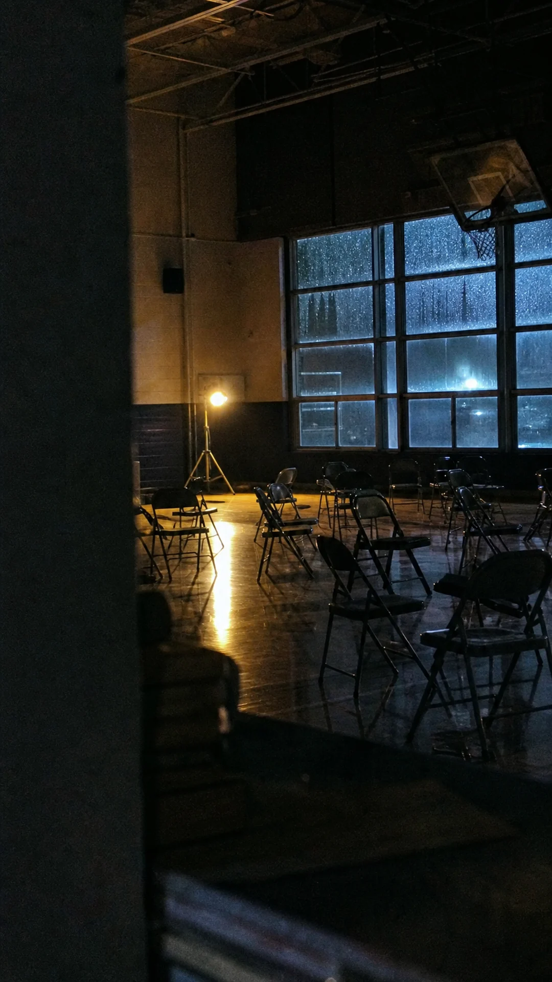 提取低清DV颗粒、偏色与偶然取景感，原创为空场雨夜空间。