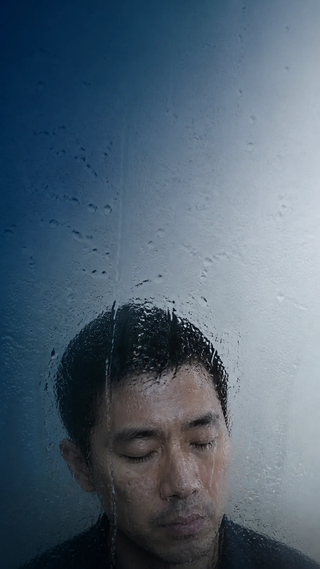 提取情绪艺术的碎片感，用真实折射而非碎镜制造原创肖像。