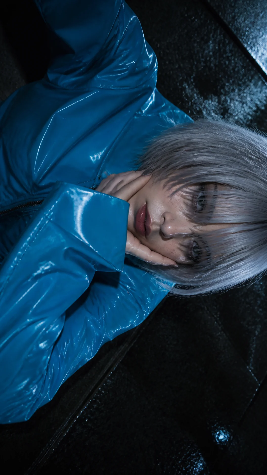 保持旋转机位与冷青材质反光的原创时装人像